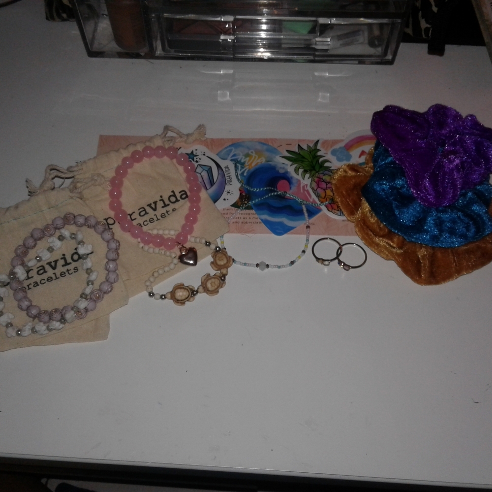 Cute Bracelet/Jewelry Bundle!